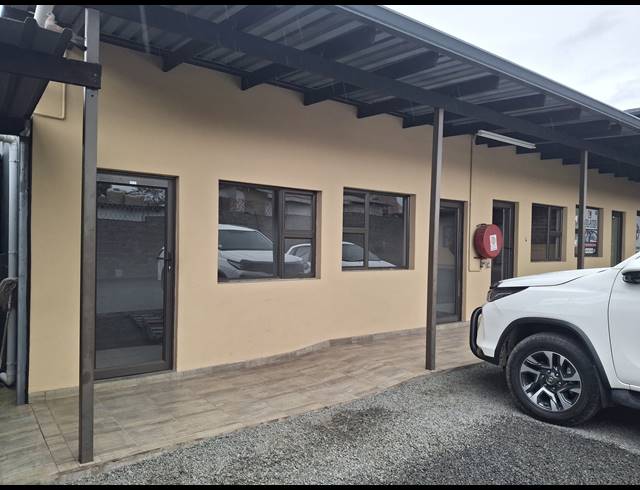 12M² BUSINESS TO LET IN HOWICK CENTRAL